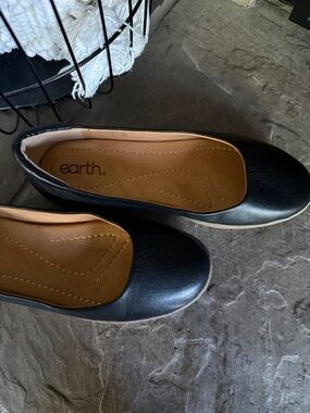 NEW!  EARTH LANDEN Leather Comfort Flats…INCREDIBLY COMFORTABLE 7M